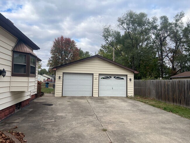 Building Photo - Northend Spacious 3 bedroom 1 bath with Large accessible ramp!