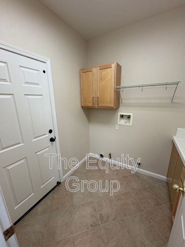 Building Photo - 4911 W Elkhorn Ave
