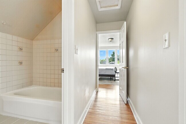 Building Photo - 423 NE 55th Ave