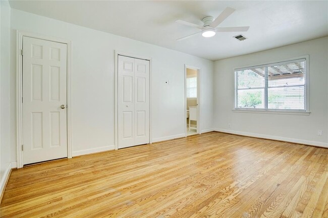 Building Photo - 9829 Larston St