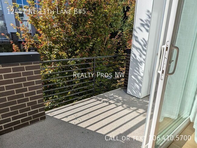 Building Photo - 12447 NE 11th Ln