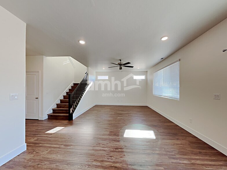 Building Photo - 901 N Barkvine Ave