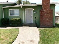 Building Photo - TRIPLEX OAKDALE