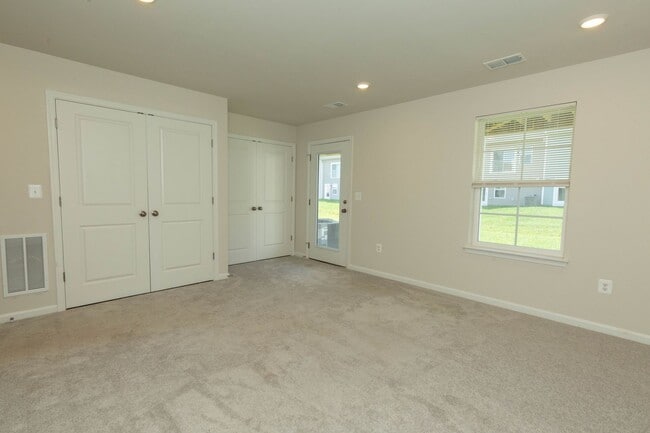 Building Photo - 3 Bed, 2 Full/2 Half Bath, Well Maintained...