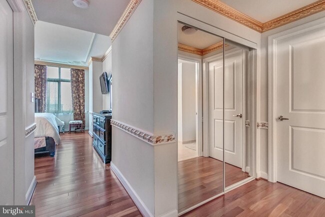 Building Photo - 5750 Bou Ave