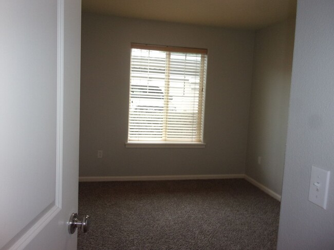 Building Photo - Popular West Oaks Condo