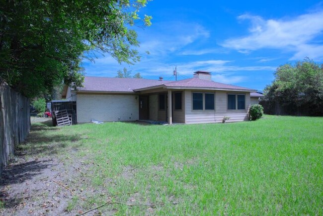 Building Photo - Available Now! 3 Bedroom 2 Bath Near TJC!