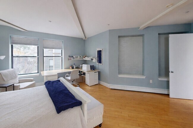 Building Photo - 72 Kent St