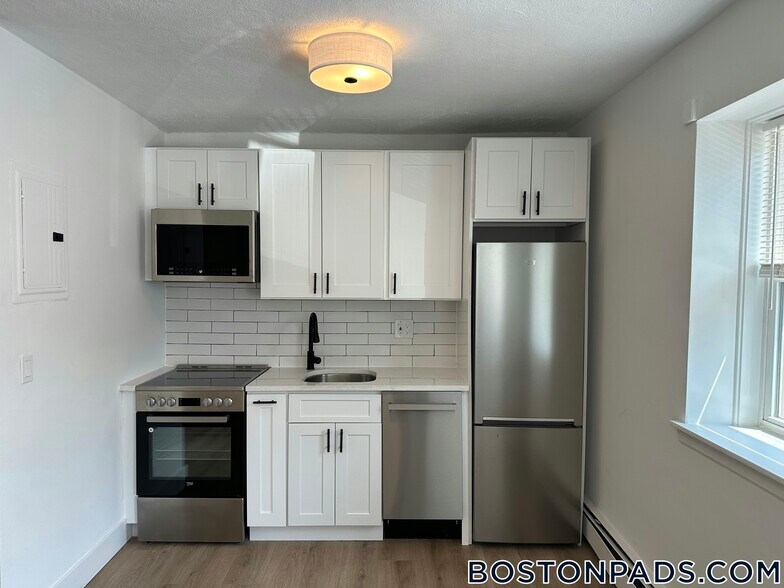 Building Photo - 740 E 7th St