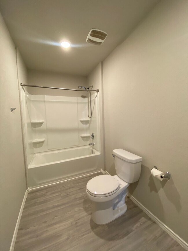 Building Photo - Move in Ready 3 bd/2 ba with bonus rooms!