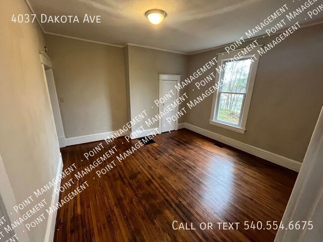 Building Photo - 4 bed 1 bath with Backyard space