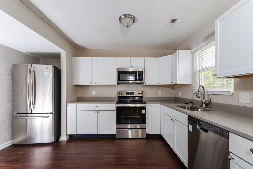 Building Photo - 304 E Pine Ridge Dr