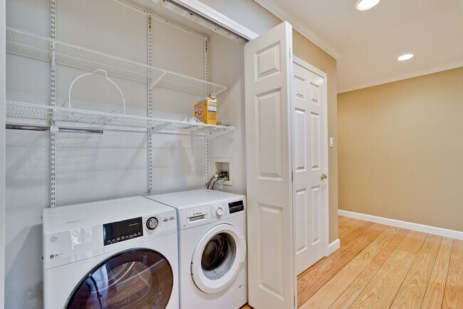 Building Photo - Excellent 3 Bedroom 2 Bath In A Great Neig...