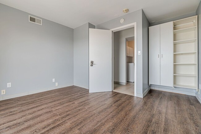 Building Photo - Stunning Three Bedroom Home in Westwood Hi...