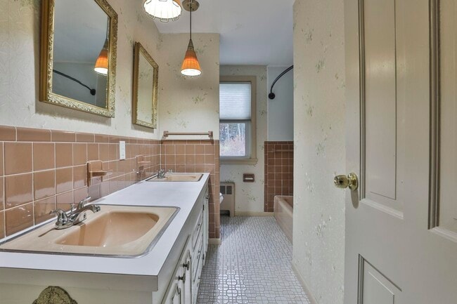 Building Photo - 334 S River Rd