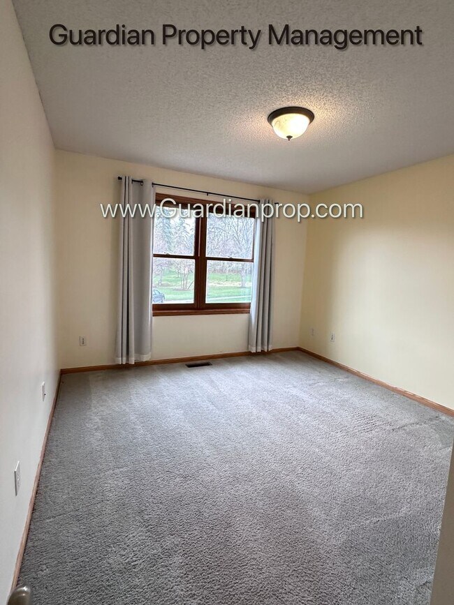 Building Photo - Minnetonka Home, 3 Car Garage, Large Primary, Updated Kitchen, Patio