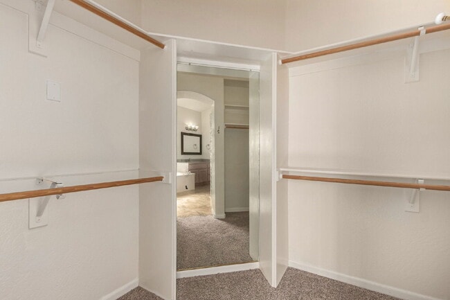 Building Photo - 4723 N Greenview Cir W