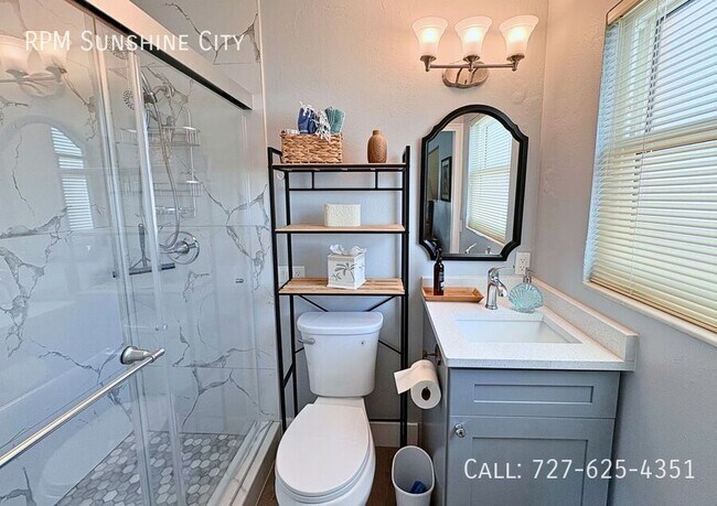 Building Photo - 10128 Yacht Club Dr