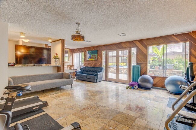 Building Photo - 1 Bedroom / 1 Bathroom Rear Condo Unit