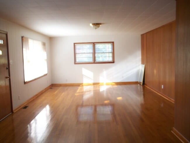 Building Photo - 115 Armstrong Cir