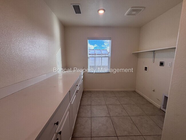 Building Photo - Large Home in Dayton with Mother In Law Quarters