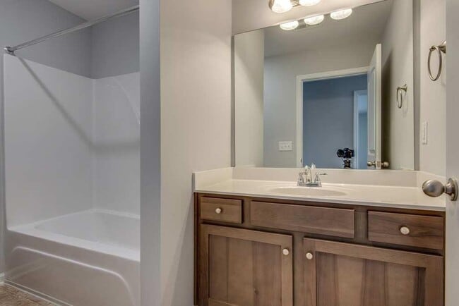 Building Photo - AVAILABLE NOW!    Beautiful 4 / 2 home in Fairview Station, completely refreshed and ready for yo...