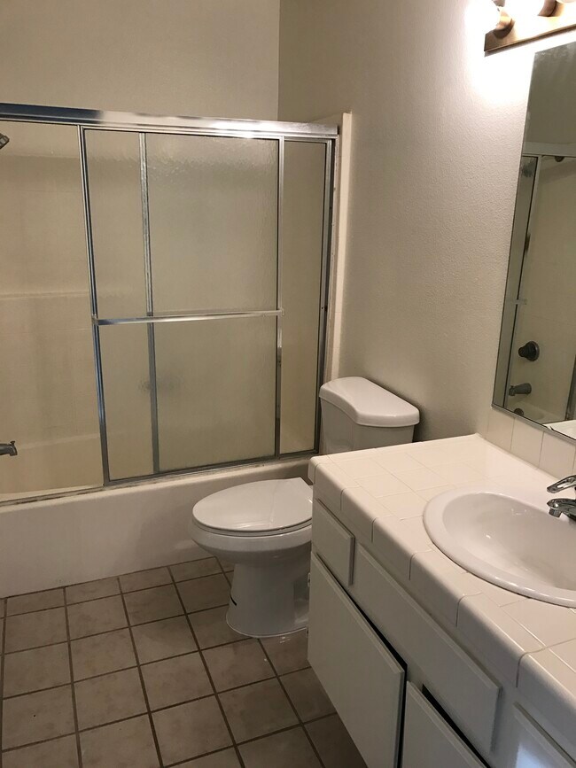 Bath shower combo in master - 21247 Camelia