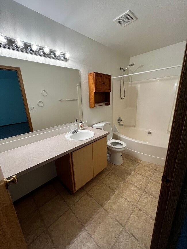 Building Photo - Gorgeous House in a Family-Friendly neighb...
