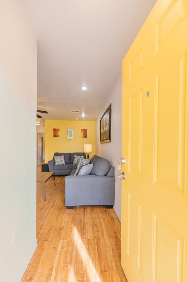 Building Photo - 800 Sherwood Dr