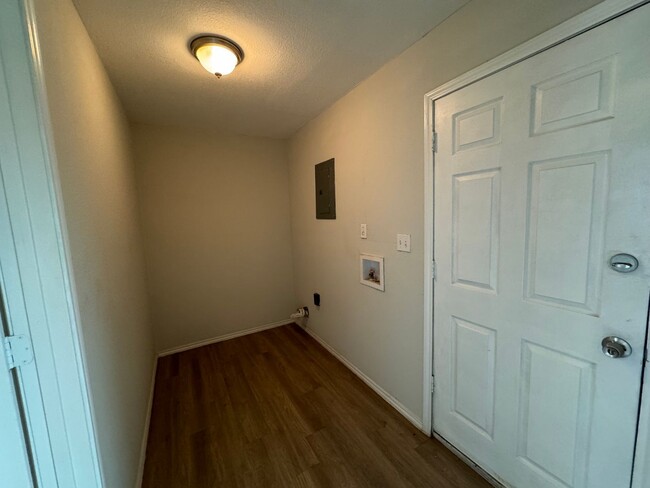 Building Photo - Newly renovated 4 bedroom home! Half off t...