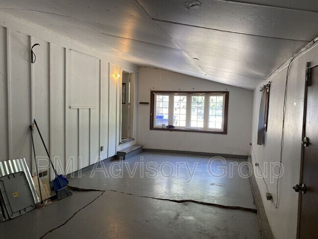 Building Photo - 641 SE 35th St