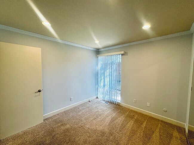 Building Photo - Gorgeous Lower End Unit with Inside Laundry Available Now!