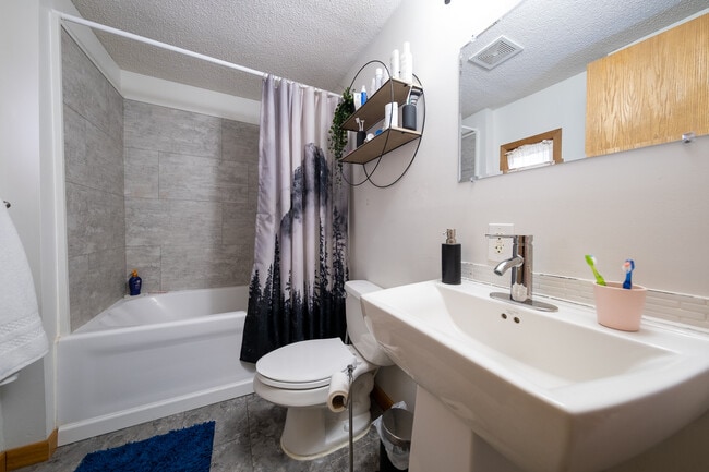 Building Photo - 14130 35th Ave N