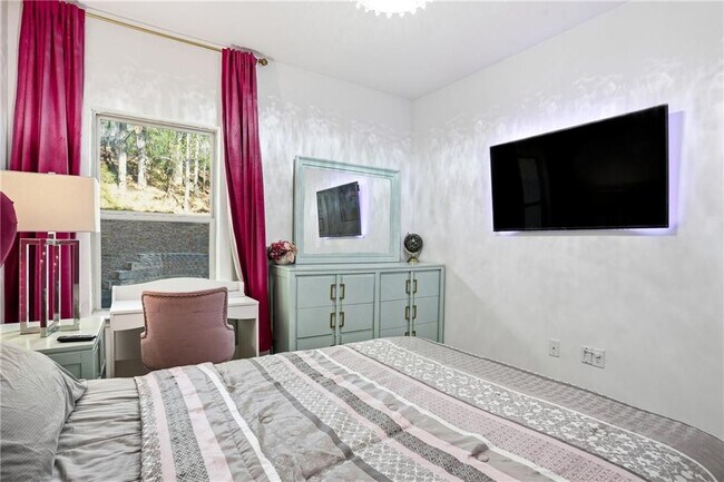 Building Photo - 341 Emporia Loop