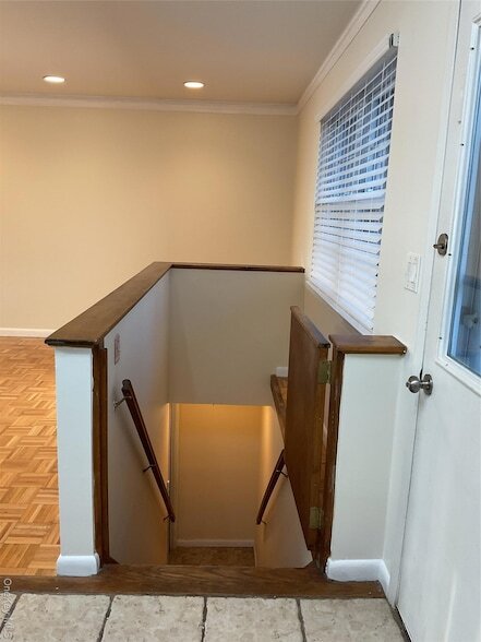 Building Photo - 430 Somerset Dr