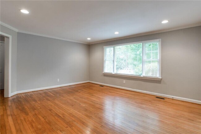 Building Photo - 1640 Belle Isle Cir NE