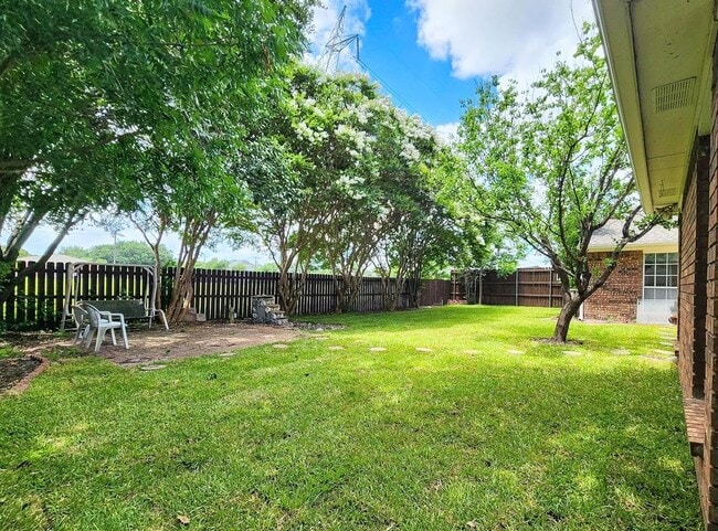 Building Photo - 3708 Racquet Ct