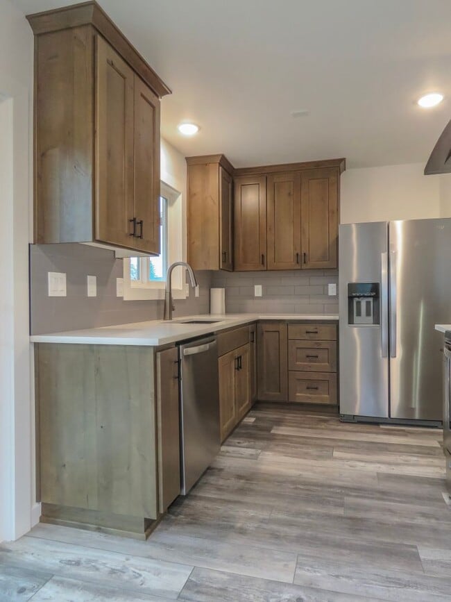 Building Photo - Newberg- 3 bedroom Duplex Available Soon - Schedule tour now !