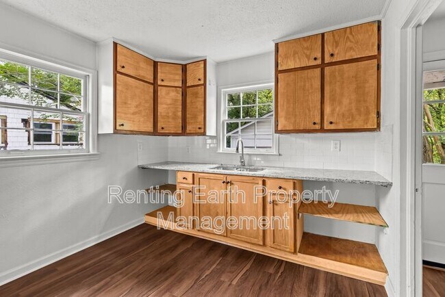 Building Photo - 832 Meadowbrook Dr