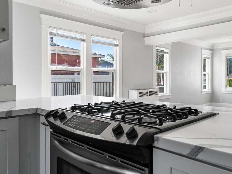 Building Photo - 1926 Lime Ave