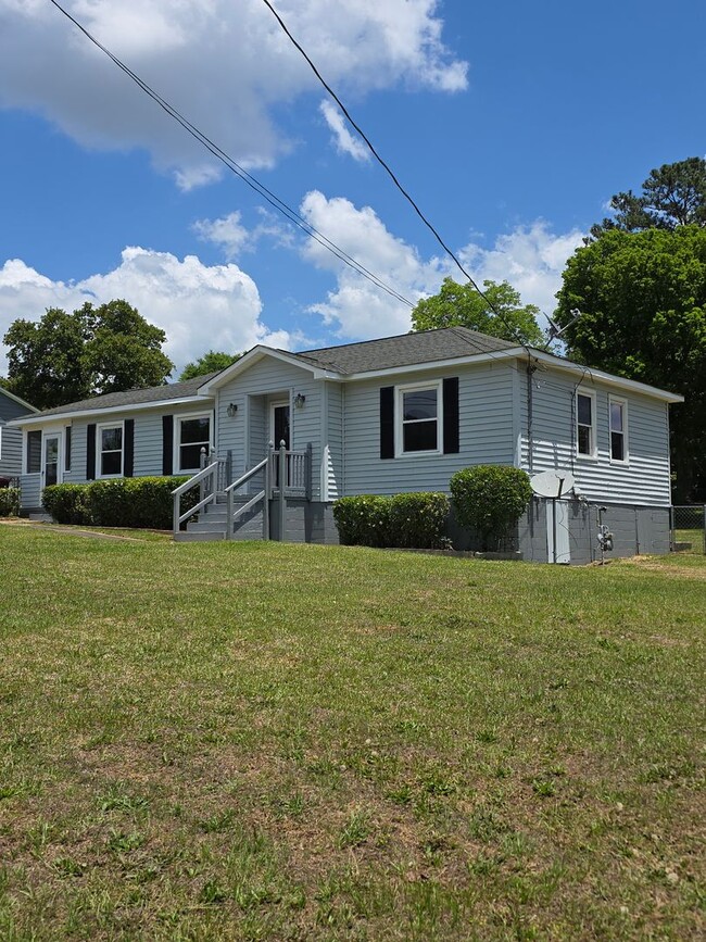 Building Photo - 3 Bedroom, 1 Bathroom Rental