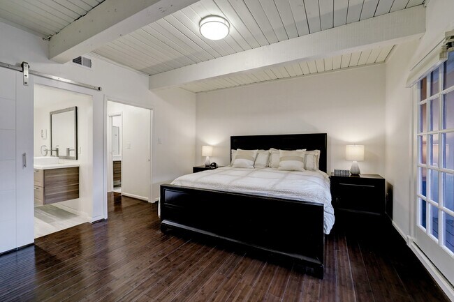 Building Photo - 2117 1/2 Hazard St