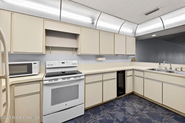 Building Photo - 2160 N Hwy A1A