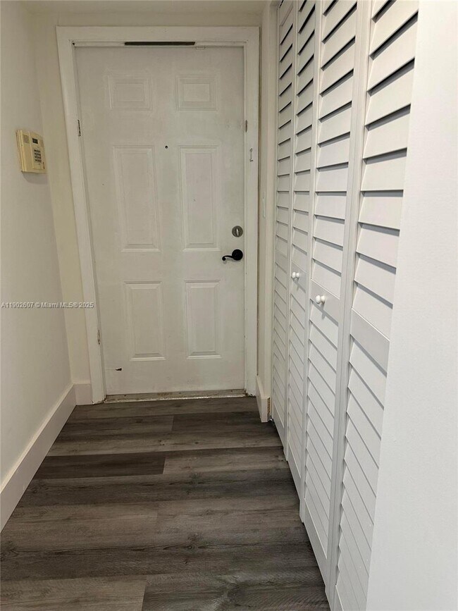 Building Photo - 450 Commodore Dr