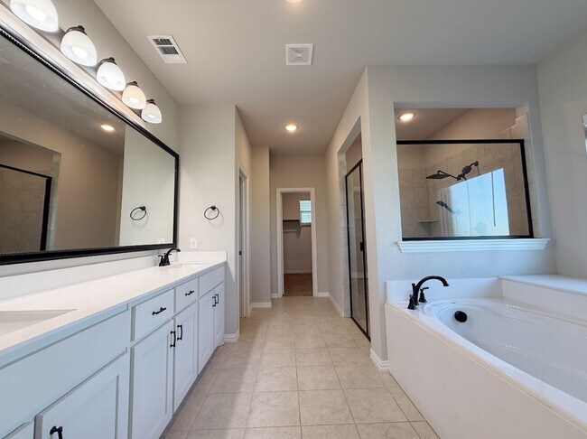 Building Photo - 104 Cottonwood Ct