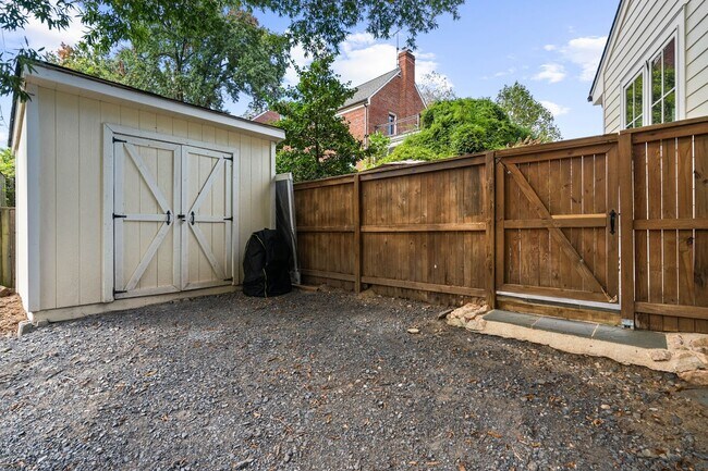 Building Photo - 5191 Linnean Terrace NW