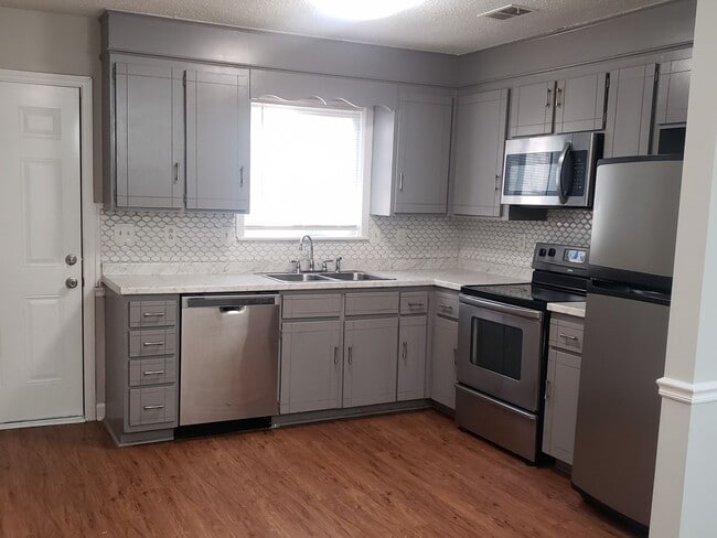 Building Photo - Adorable 3 Bedroom Home in Hemby Bridge!