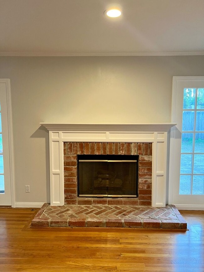 Building Photo - Spacious 3 Bedroom House with Private Gara...