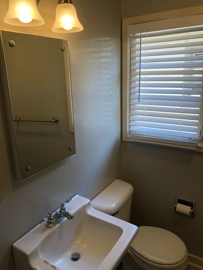 Building Photo - One Bedroom Cottage in the Heart of Salem