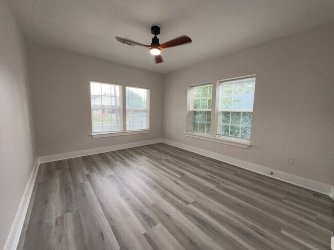 Building Photo - 224 Everton St